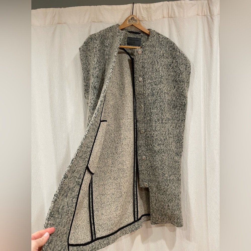 Sleeveless gray coat